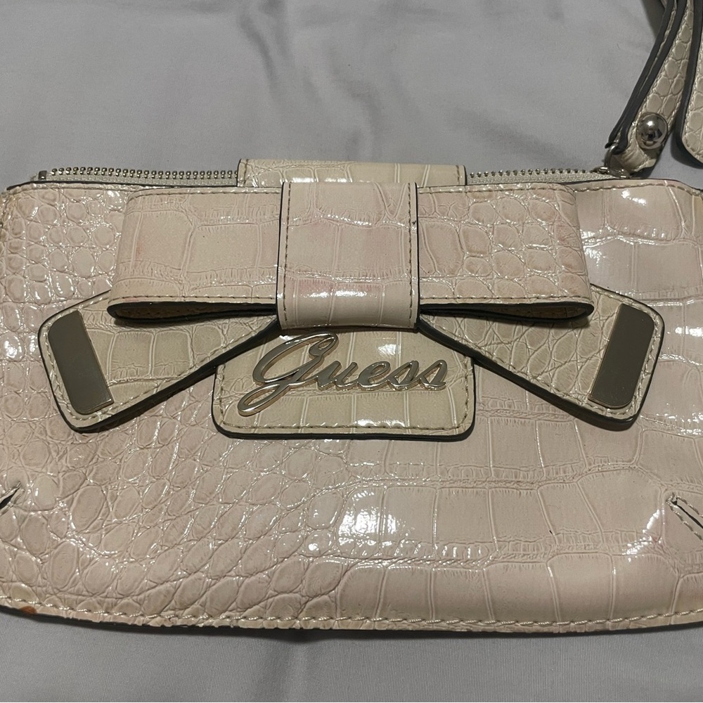 Guess wristlet crocodile embossed faux leather cream colored clutch - Picture 2 of 6